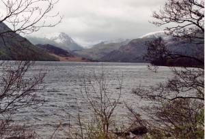 Blick ber Lake Ullswater auf die verschneiten Berge im Lake District